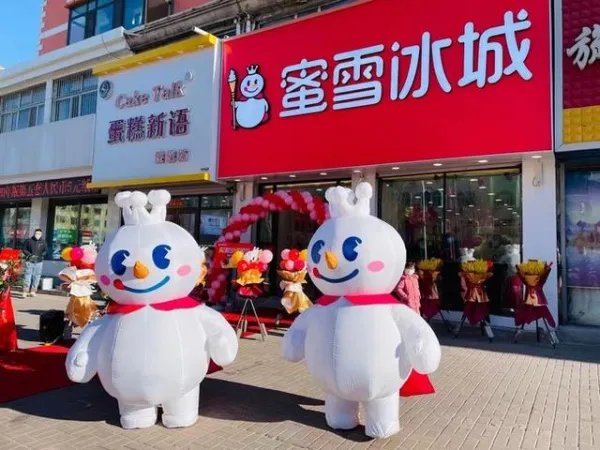 女子称蜜雪冰城中喝出活苍蝇乱爬，商家喊冤！这类事件为何频发？