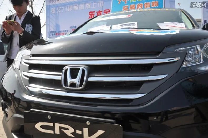 电台主持怒怼东风本田4S店经理 存在违规收续保押金