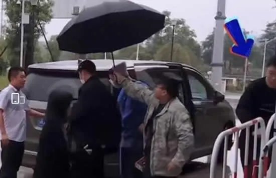 保安回应没给杨迪打伞 网友：所以爱会消失对吗