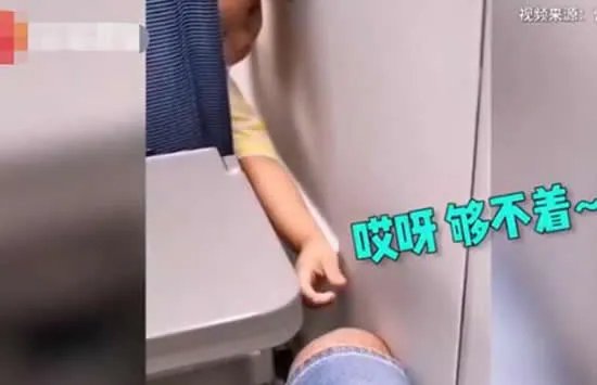 萌娃坐高铁拔后座乘客腿毛 现场画面曝光实在是太可爱了