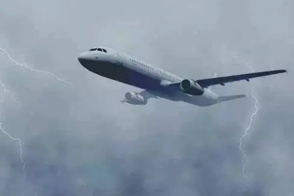 飞机被闪电击中会怎么样？飞机又是怎样避免被闪电击中的？