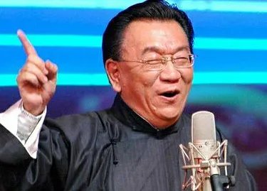 侯耀华向河南捐款30元，捐助后写下“厚德载物”四个大字，他是怎么想的？