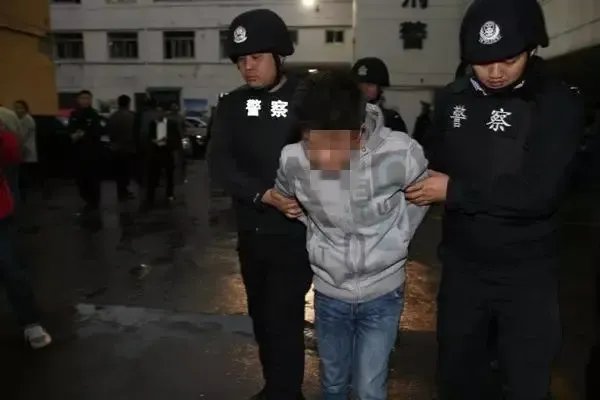 警方连续三年钱塘江观潮时抓住逃犯，钱塘江魅力到底有多大？