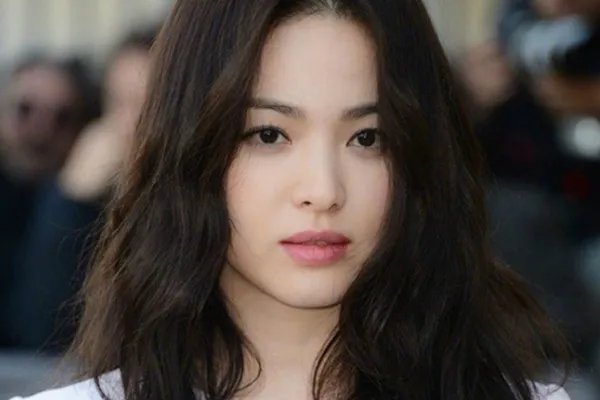 曝宋慧乔定居纽约，宋仲基过生日当众抹眼泪，双宋有可能复合吗？