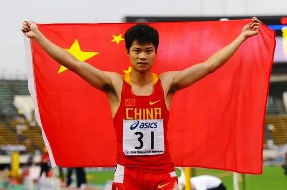 苏炳添花16万给老人发红包被吐槽，这算不算是网友的道德绑架？