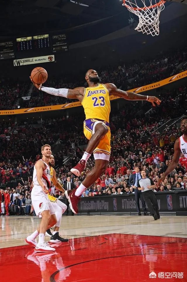詹姆斯湖人首秀，30秒内两次“平框暴扣”，2万客场球迷为他欢呼，你如何评价？