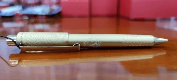 首次上太空的蔡旭哲空中玩起了笔，他此举有何用意？