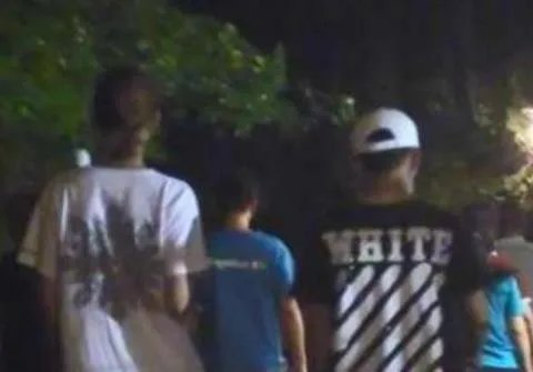 王宝强恋情疑曝光：一起带孩子回家（图）