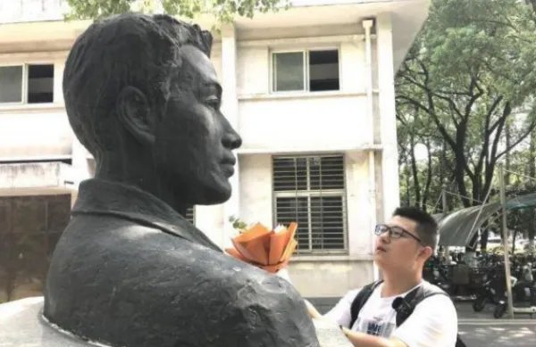 父亲因公殉职，儿子考入父亲母校！其子为何选择这所学校？