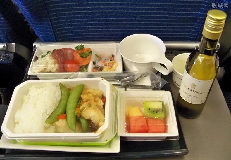 空姐试吃乘客飞机餐 飞机上的食物要钱吗