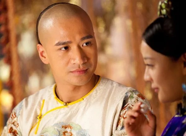 何晟铭袁姗姗吻戏被赞  采访中四爷称不被拍到不公开恋情