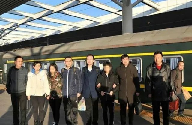 内蒙古一男子网恋空姐被骗16万发现空姐竟是男儿身,你怎么看?