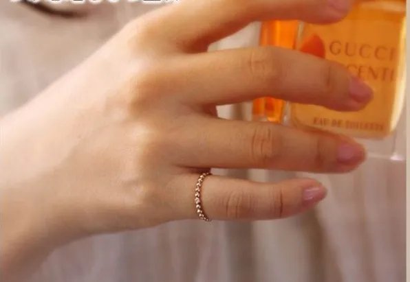 小指戴戒指是什么意思 已婚妇女戴戒指的讲究