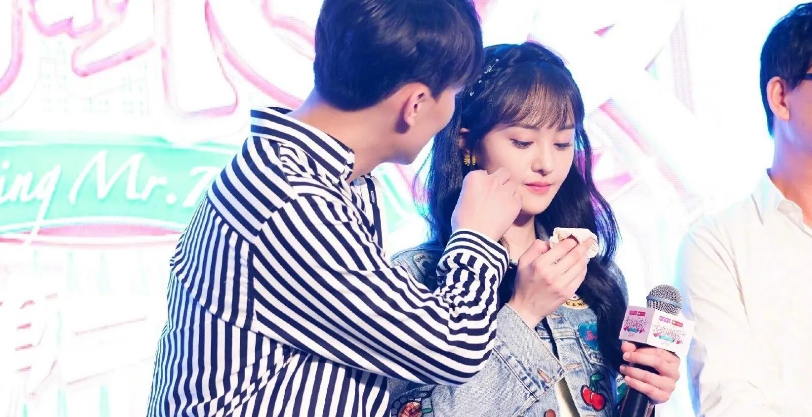 郑爽的生日现场播放张翰的视频,这是有意为之吗?