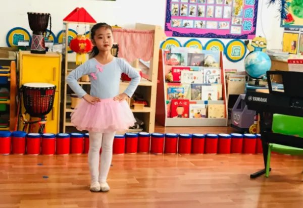 浙江一12岁女孩看自己5岁视频一脸惊讶，看自己小时候视频是种什么体验？