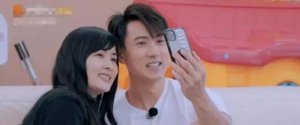 吴尊老婆曾独自拍婚纱照 丧偶式婚姻太可怕！