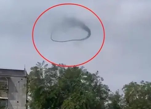 四川成都上空惊现黑色圆圈，这一景象形成的原因有哪些？