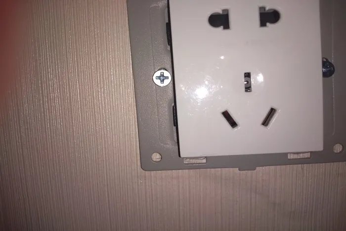 有酒店浴室挂钩暗藏摄像头，住酒店该如何保障自己的安全和隐私？