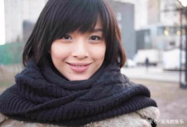 靳东43岁妻子晒近照已有白发，她在生活中有多简朴？