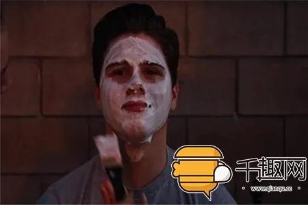 男子往脸上涂乳胶漆撕下奇迹出现（组图）