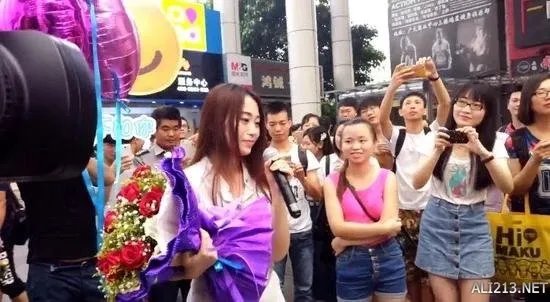 大学男生摆999个柚子告白师姐 结果师姐回复亮了