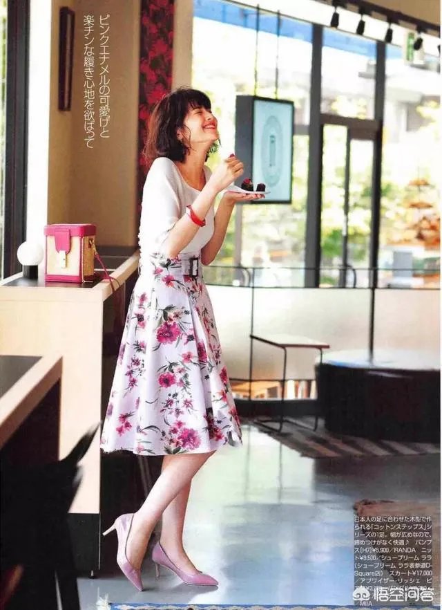 花色连衣裙现在还是否流行？现在的流行趋势是什么？