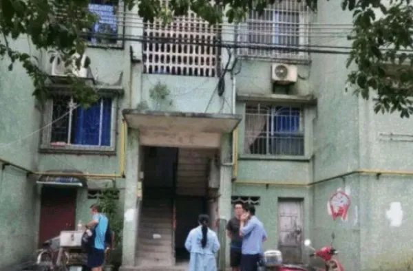 柳州一出租房内天花板滴血,到底是什么原因