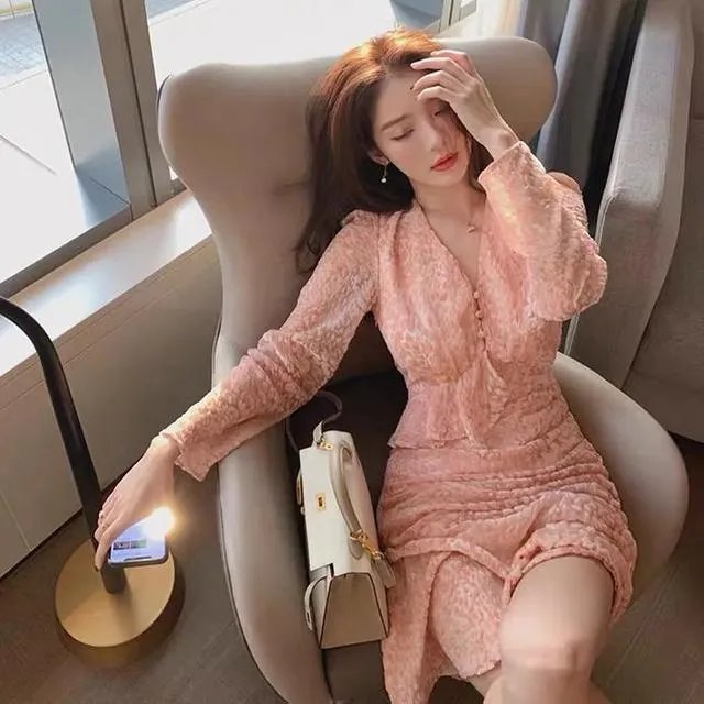 花色连衣裙现在还是否流行？现在的流行趋势是什么？