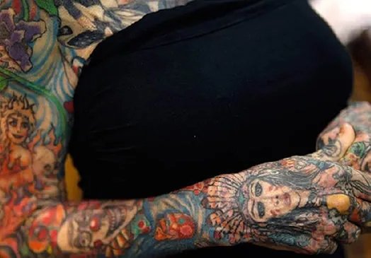 朱莉亚·吉娜斯私房照:刺青纹身第一人的背后令人唏嘘