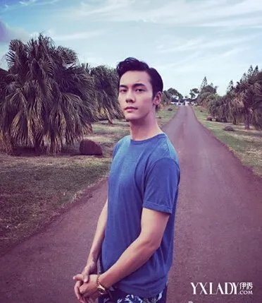 陈伟霆晒帅照获赞露额短发清爽时尚