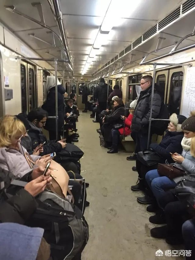 如何看待“莫斯科人地铁读书照引中国网友嘲讽，都是因为没wifi”？