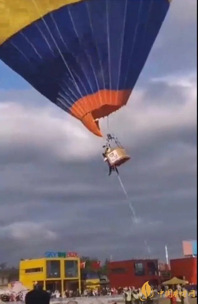 西安一景区热气球带飞工作人员 目前项目已暂停