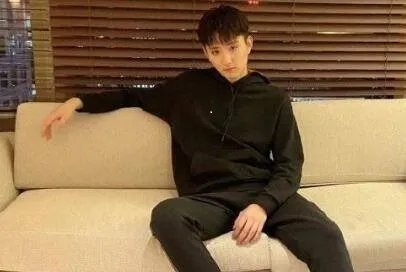 如何看待于小彤否认分手， 陈小纭说要多穿绿色？