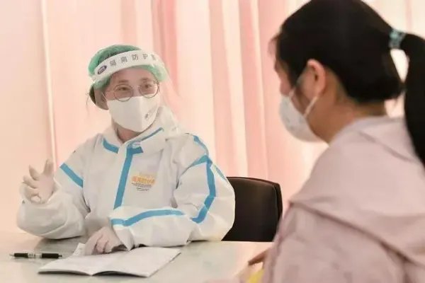 家属叫不出产妇全名，护士拒给娃，太尽责还是太没人性？