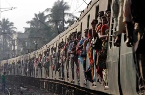 印度搭火车像打仗,有什么办法能改善现状?