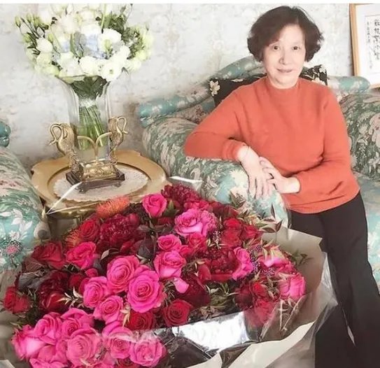 赵薇晒亲妈美照和赵薇像？