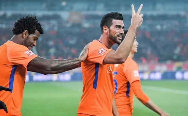 鲁能球迷看台求婚