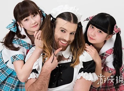 美哭，大叔扮美少女走红 网友:放开那两个超萌美少女