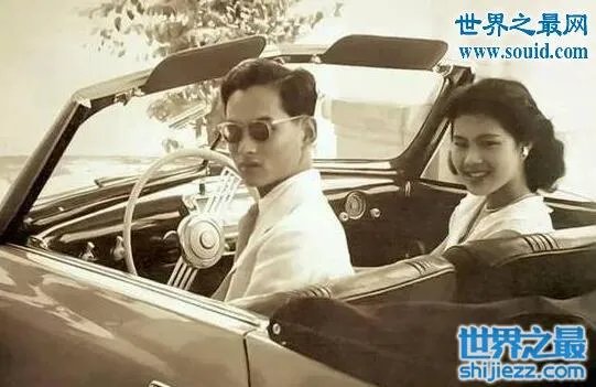 泰国国王眼睛怎么瞎的，21岁开车出车祸右眼失明 