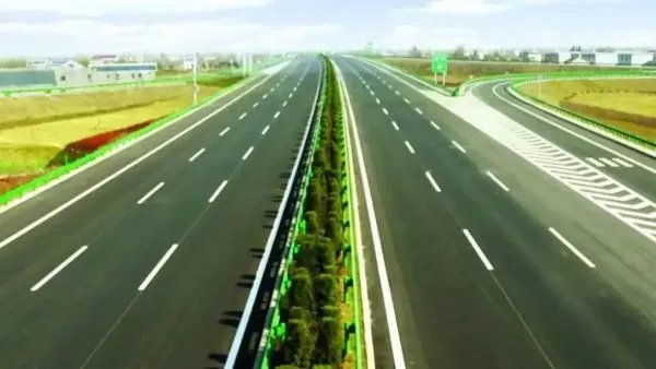 看到高速公路上和斑马线类似的平行线的时候该怎么做?