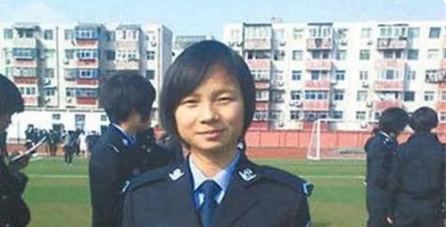 23年前洪水中抱树女孩成为警察，她为何会选择当一名人民警察？
