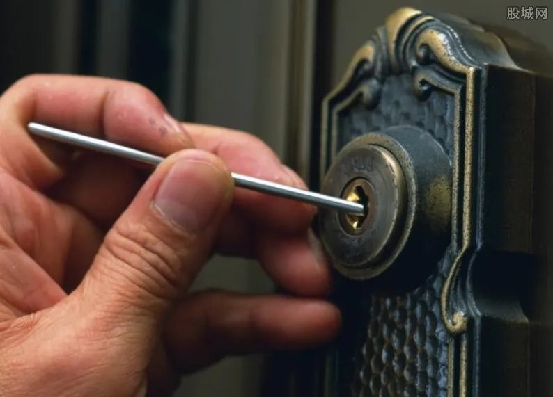 小偷入室偷床大睡 抱怨偷东西累死人