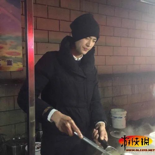 炒年糕小哥走红！网友感慨这终究还是个看脸的世界啊