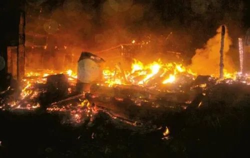 大学生冲进火海救出93岁老人，大学生的行为值得学习吗？