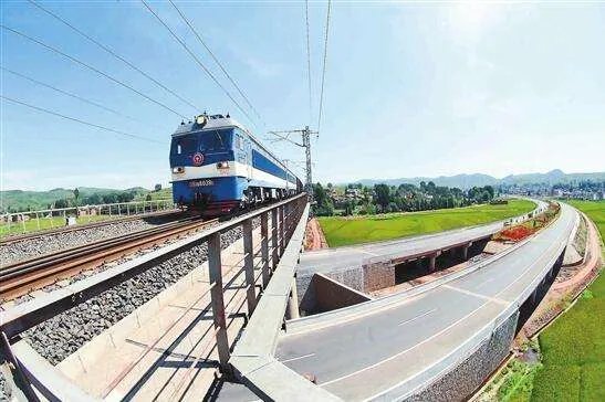 印度搭火车像打仗,有什么办法能改善现状?