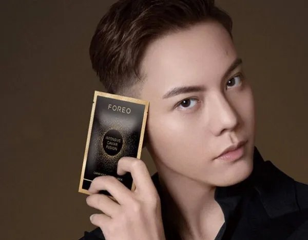 杨幂晒陈伟霆绝美睡颜照，夸师傅帅气无敌，他的颜值有多高？