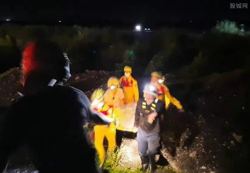 台湾发生轻航机坠机事故致2人死亡 死者为一对父子