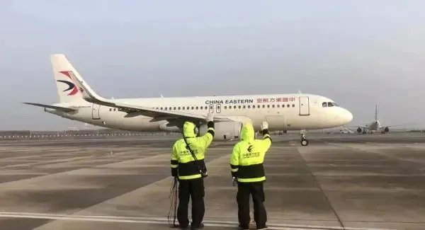 飞机拜拜员实际叫机务，他们的工作职责是什么？