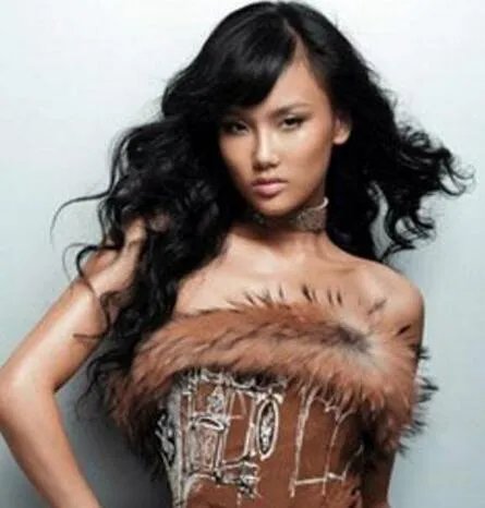 黄玲性感照片曝光 身穿短裙短发透出无限风情