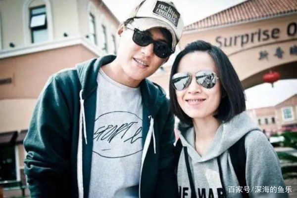 靳东43岁妻子晒近照已有白发，她在生活中有多简朴？